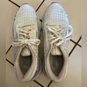 Used but good condition Brooks Glycerin 20 Women’s Athletic Shoes in Blush